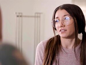 Geek-Mädchen hat lesbischen Sex mit der Freundin der Mitbewohnerin -