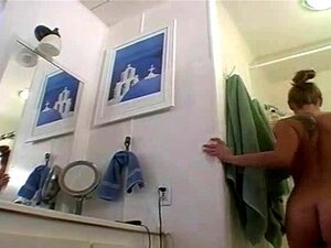 Punapää Suihkut Ja Masturboi