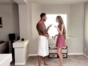 Heimliche Süße bekommt ihre Strafe und lutscht ihren Stiefvater