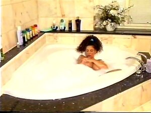 Die vollbusige Tiziana wird im Badezimmer gefickt + schönes Gesicht