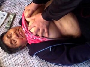 Chinesische Dame 70+ bekommt ihre Titten bearbeitet