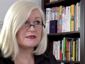 LACEYSTARR - Zakelijke GILF tong onderzoekt verse kutjes. Niets