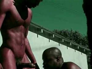 Musta kyrpä tunkeutuu Gangstereihin tiukkaan perseeseen