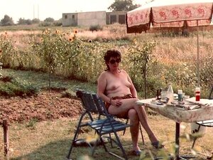 Martina komplett nackt. Natürliche Titten und behaarte Muschi