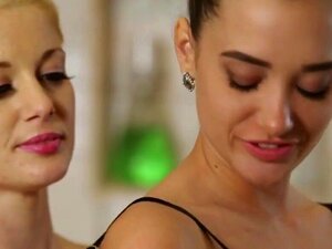 Charlotte Stokely macht eine Nuru-Massage an Gia Paige