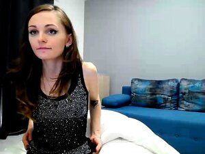 Attraktives Mädchen hat Sex mit einer süßen Shemale vor der Webcam