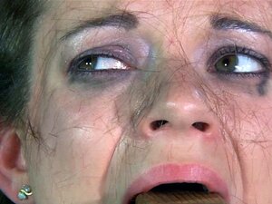 BDSM-Bondage-Sub wird ausgepeitscht und ausgepeitscht.