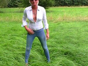 Erlebe Angelalpha beim Outdoor-Pissen auf einem neuen Level! Dieses