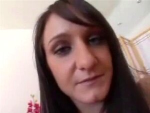 Heiße nerdische Frau lässt ihre Muschi zerstören