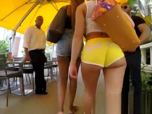Il a signalé des filles chaudes en short court près de la plage,