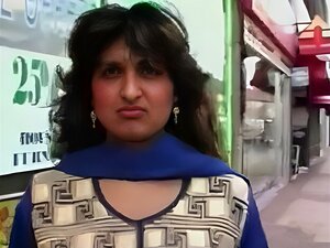 Indisches Mädchen Von Der Straße Abgeholt, Um sich auszuziehen, zu