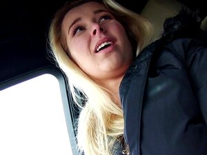 Typ knallt busty Süße in seinem Auto. Typ bleibt stehen und holt die