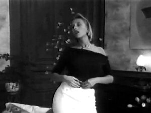 Charmantes, busty Girl tanzt Striptease