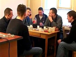 Russische Stiefmutter, ich würde gerne strippen und 6-Jungenfrends