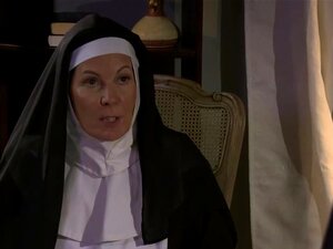 Geile Nonne hat lesbischen Sex mit einer heißen Schlampe. Die