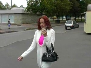 Rothaarige Schlampe lutscht im Auto, damit alle es sehen können