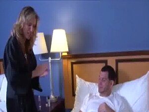 Sexy Milf si masturba con un cazzo fresco