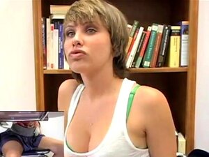 Kurzhaarige süße Tussi masturbiert in der öffentlichen Bibliothek