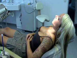 Hawt Cora wird von ihrem Zahnarzt durchgefickt