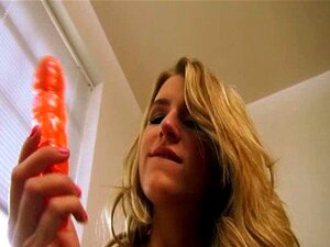 Garota sozinha e fofa se satisfaz com coisas filme-15