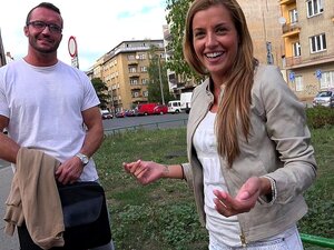 Zwillinge ficken und pinkeln auf einen verheirateten Typen