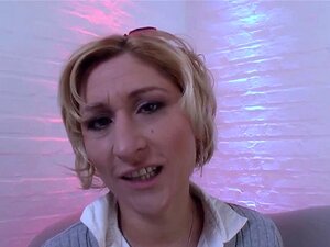 Milf tedesca si strofina la figa