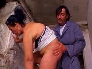 Behaarte Oma mit hängenden Titten wird in alle Löcher gefickt