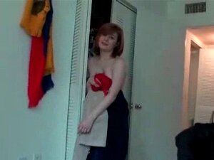 Redhead Hottie gibt BJ nach einer heißen Dusche