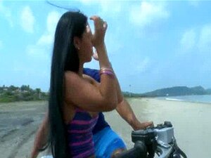 03 Baiser une latina chaude sur la plage 2