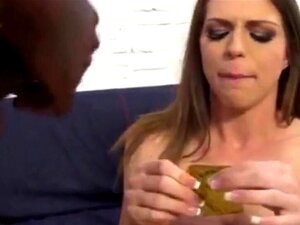 Zwarte kerel worstelt zonder condoom voor zwarte mannen. Zwarte kerel