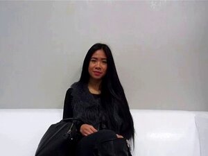 Aziatische lekkerding cumshot bij casting. Aziatische lekkerding
