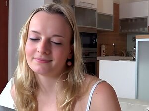 Blonde, hungrige Schlampe bekommt Sperma in ihre sehr enge Muschi