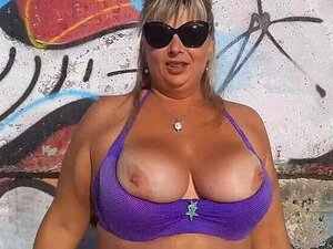Geile BBW-Mama nackt am Strand