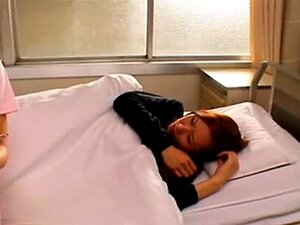 Busig asiatisk sjuksköterska leker med tjej tills hon sprutar