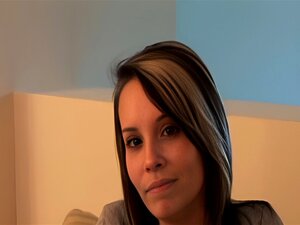 Klassische Amateur-Babe wird in den Mund gespritzt