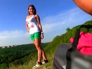 Eurobabe Tereza poserar på cam och knullas på offentlig plats