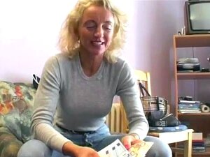 Busige reife Frau reitet auf dem Schwanz