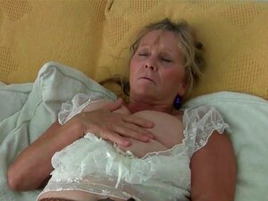 Die britische Oma Isabel hat große Titten und eine fickbare Fan