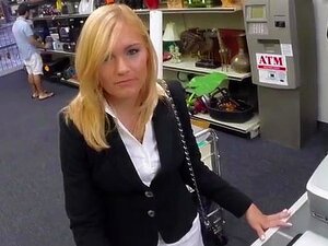 Heiße MILF bekommt ein Angebot, das sie nicht ablehnen kann. Heiße