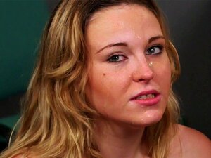 Britische Babe bekommt eine Gesichtsbesamung in POV auf den Knien.