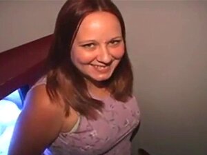 Gloryhole Girl Deb Cum Beschichtete Titten in Tampa Gloryhole.