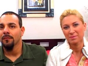 Sieh zu, wie ein Pornostar deine Frau hart fickt