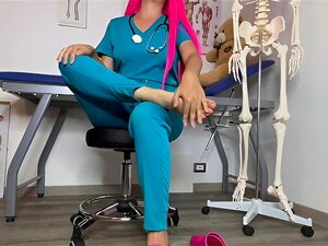 Hete Verpleegster Neukt Haar Kutje Met Een Grote Dildo-Jenny Pink