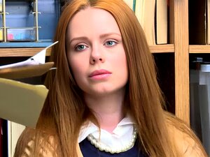 Blonde Ladendiebin Ella Hughes wird erwischt, wie sie etwas in die