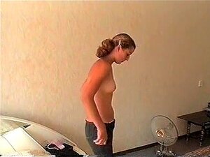 Echte Heimvideoszene mit schüchterner und besorgter volljähriger