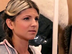 KINKY INLAWS - Lesbisches Ficken mit tschechischer MILF und heißer