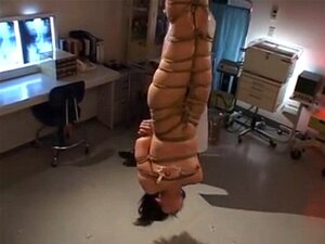 Auspeitschen einer japanischen Krankenschwester kopfüber.