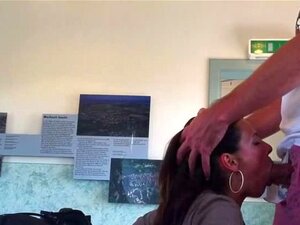 Voyeur toeristisch stel heeft seks in een museum