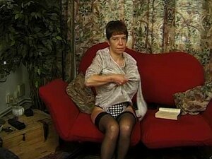 Kåt mormor klär av sig naken på soffan