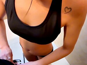 Aerobic-Lehrerin findet mich im Badezimmer und fickt mich, bevor mein